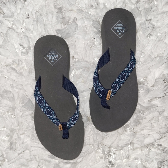 free waters Shoes - Free waters flip flop